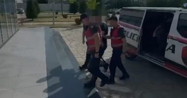 Shkodër/ Me 4 armë dhe municion në banesë, vihet në pranga 21-vjeçari