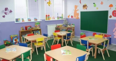 Dhunoi fëmijën 2 vjeç, pranga edukatores së një kopshti privat në Tiranë