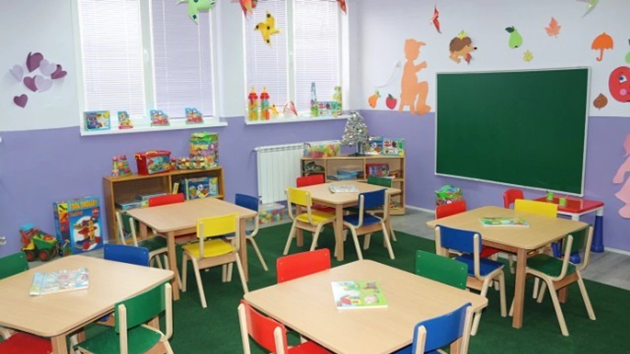 Dhunoi fëmijën 2 vjeç, pranga edukatores së një kopshti privat në Tiranë