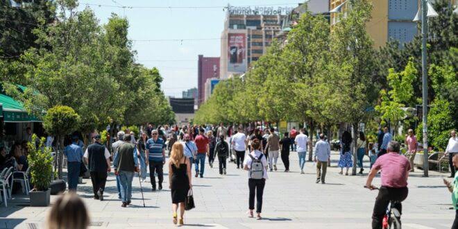Plaket popullsia në Kosovë  Agjencia e Statistikave  Në vitin 2026  mosha mesatare 49 vjeç
