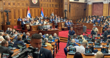Mocion mosbesimi për qeverinë e Vuçiç/ Dita e dytë e seancës maratonë, opozita kërkon shkarkimin e ekzekutivit