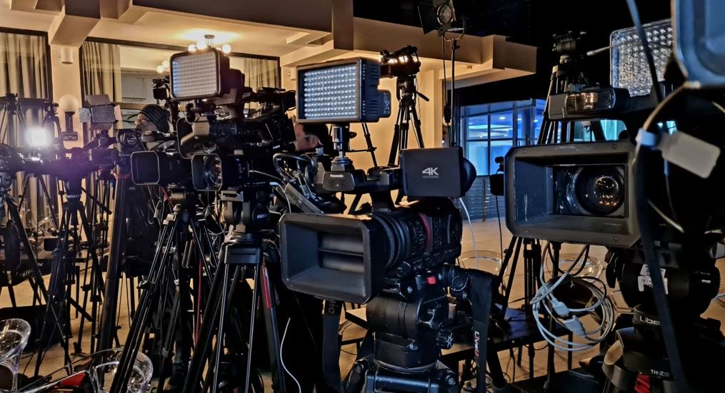 Përkeqësohet liria e medias në Kosovë  Raporti i ndërkombëtarëve  Ka ndërhyrje politike nga qeveria