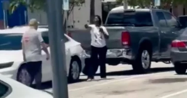 VIDEO/ Tronditëse në Florida, 62-vjeçari qëllohet për vdekje, dyshohet pas një sherri për parkimin