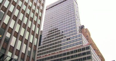 Alarm në Manhattan/ Evakuohet ndërtesa 38-katëshe nga frika e shembjes, bien tulla dhe përkulen kolonat mbajtëse