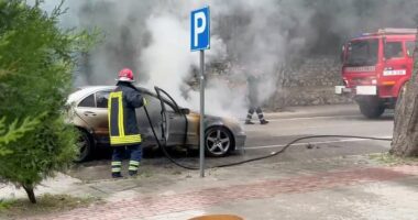 Korçë/ Mjeti përfshihet nga flakët, vetëm dëme materiale