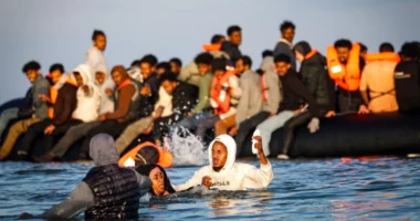 752 emigrantë kalojnë Kanalin Anglez brenda një dite, rekord i ri në Britani