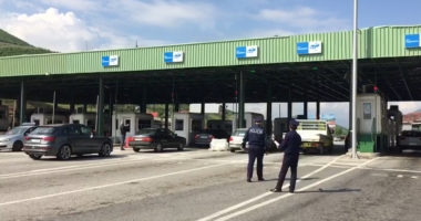 Fluks peshuesish nga Kosova/ Shtohen sportelet në Morinë, mijëra qytetarë vijnë në plazhet e Shqipërisë