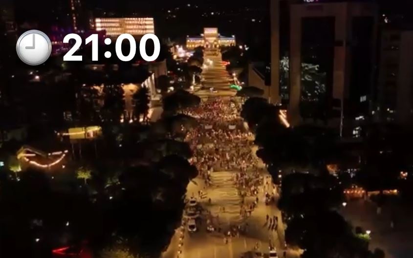 Protesta në ditën e 49, ja pjesëmarrja e qytetarëve në orën 21:00. ABC News sjell pamjet reale