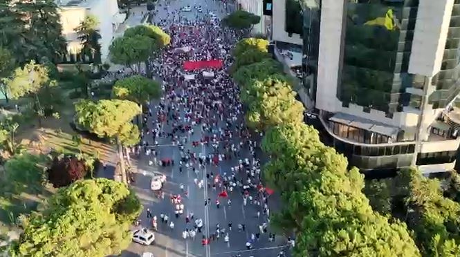 Protesta në ditën e 35  pamjet e para nga lart  Ja pjesëmarrja e qytetarëve në bulevard