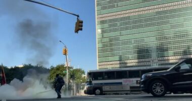 E rëndë, një burrë i vë flakën vetes pranë selisë së OKB-së në New York