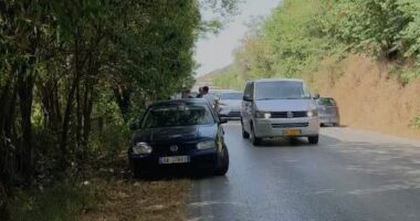 Aksident në aksin Fier-Levan/ Përplasen tre automjete, vetëm dëme materiale