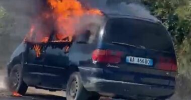 Përfshihet nga flakët makina në autostradën Laç-Fushë Krujë, nuk ka të lënduar