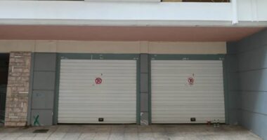 Tragjike në Greqi/ Dy të rinj gjenden të vdekur brenda makinës në parking, shkak kondicioneri