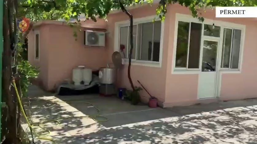 Banesën e kishte kthyer në thertore  mbetjet i hidhte në Vjosë  Pranga 62 vjeçarit në Përmet  AKU i bllokon aktivitetin