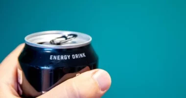 Anglia ndalon shitjen e pijeve energjike me përmbajtje të lartë kafeine për personat nën 16-vjeç