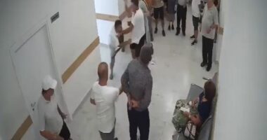 Plagosja me thikë për radhën në poliklinikë/ Shkodër, momenti kur i riu godet 32 vjeçarin