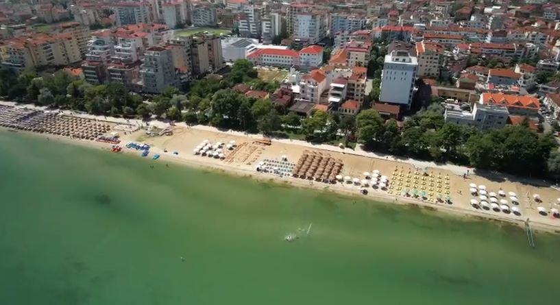 pogradec-shtohen-plazhet-publike-bashkia-60-perqind-e-vijes-liqenore-pa-pagese-per-pushuesit