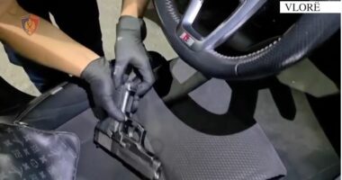 Me armë dhe radio policie në makinë/ Arrestohet i riu në Vlorë