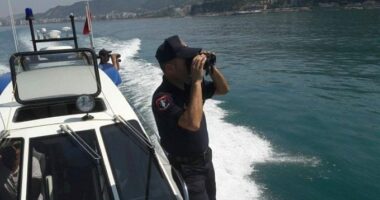 Policia Kufitare shpëton 11 emigrantë në det pranë Vlorës