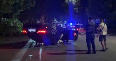 Korçë/ Makina përplaset me pemën dhe përmbyset, shoferi shpëton mrekullisht