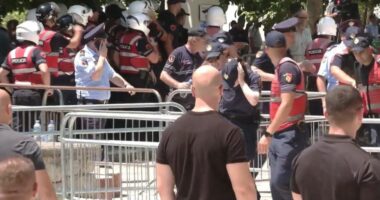 Flamingot braktisin paqen, dhunë në Parlament/ Protestuesit sulmojnë policinë dhe deputetët, plagosen 15 policë