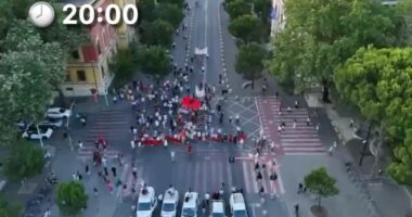 Protesta e 45 e qytetarëve/ Protestuesit në shesh në orën 20:00, ABC News sjell pamjet reale