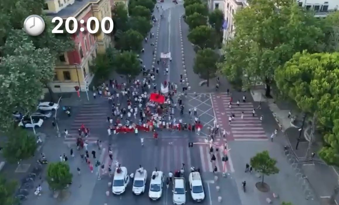 Protesta e 45 e qytetarëve  Protestuesit në shesh në orën 20 00  ABC News sjell pamjet reale