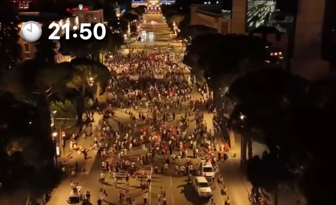 Pamjet me dron, ja pjesëmarrja në protestën e 41 në bulevard rreth orës 22:00
