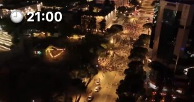 Protesta e 45 e qytetarëve/ Protestuesit në shesh në orën 21:00, ABC News sjell pamjet reale