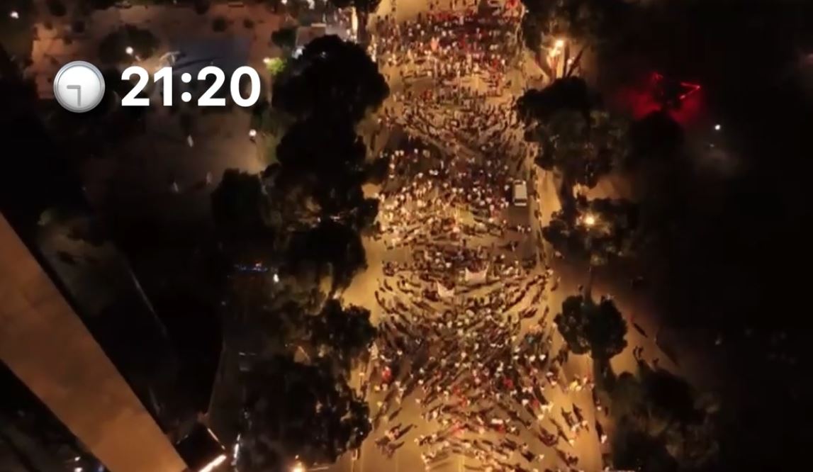 Protesta e 45 e qytetarëve/ Protestuesit në shesh në orën 21:20, ABC News sjell pamjet reale
