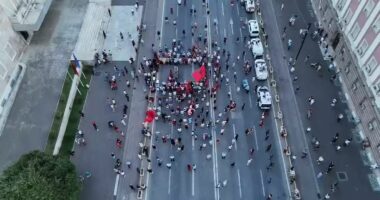 Protesta në ditën e 50, ja pjesëmarrja e qytetarëve në orën 20:05. ABC News sjell pamjet reale