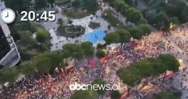 Nga ura e Lanës, te dera e Kryeministrisë. Ja pjesëmarrja në protestë në orën 20:45