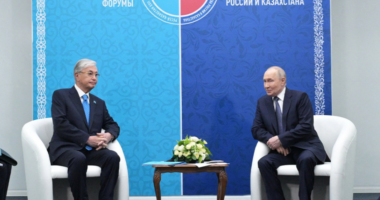 Presidenti i Kazakistanit-Putinit: Ndalini luftimet në Ukrainë (VIDEO)