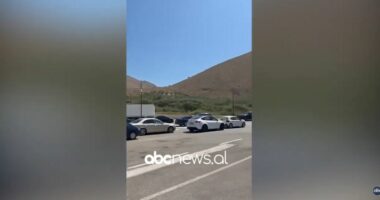 VIDEO/ Radhë në Pikën Kufitare Qafë Botë, defekti në sistemin e palës greke bllokon regjistrimin