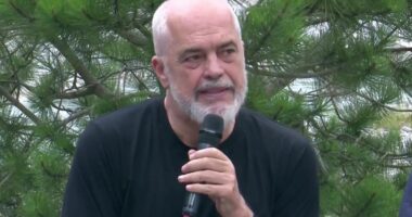 “Zvicrën e vogël e keni ju këtu në duar”/ Rama me banorët në Theth: Duhet të jeni shumë solidarë