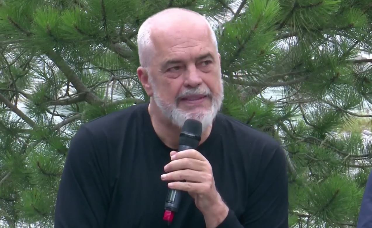  Zvicrën e vogël e keni ju këtu në duar   Rama me banorët në Theth  Duhet të jeni shumë solidarë