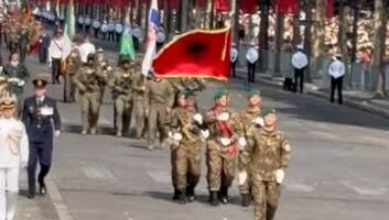 Parada e Madhe e 14 korrikut në Paris, Rama ndan pamjet: Edhe flamuri shqiptar valëvitet në Champs-Elysees
