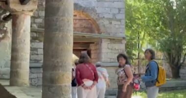 Voskopoja, “strehë” nga vapa/ Natyra, klima dhe bujtinat tërheqin pushues vendas e të huaj