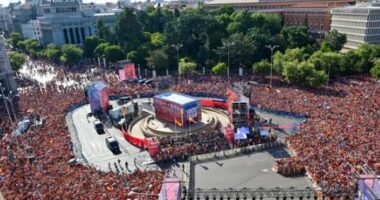 Mbretërit festojnë në Madrid/ Dy milionë tifozë në rrugë për të pritur kampionët e rinj të botës