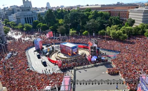 Mbretërit festojnë në Madrid  Dy milionë tifozë në rrugë për të pritur kampionët e rinj të botës