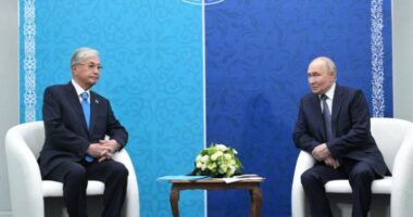 Presidenti i Kazakistanit ia thotë në sy Putinit: Ndalini luftimet në Ukrainë