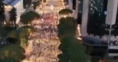 Zhvillohet protesta e 37. Qytetarët mblidhen para Kryeministrisë, pamjet reale të sjella nga ABC News