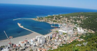 Shëngjini, destinacioni i të huajve/ Turistët vlerësojnë detin, mikpritjen dhe çmimet e favorshme