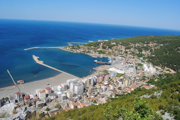 Shëngjini, destinacioni i të huajve/ Turistët vlerësojnë detin, mikpritjen dhe çmimet e favorshme