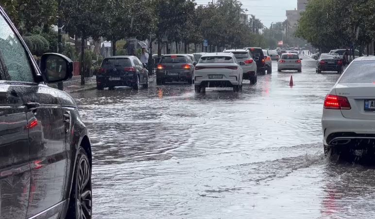 VIDEO/ Stuhi e fortë në Elbasan, reshjet e dendura të shiut shkaktojnë probleme në qarkullim