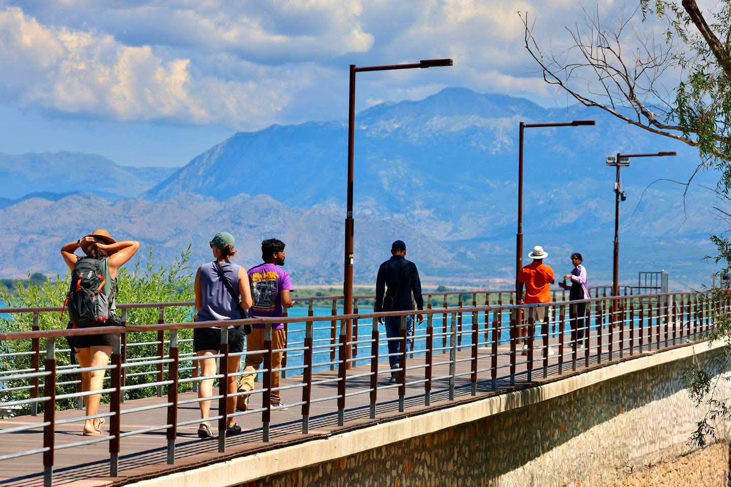 rama-publikon-pamje-nga-shkodra-e-mbushur-me-turiste-mengjes-i-zakonshem-per-qytetin