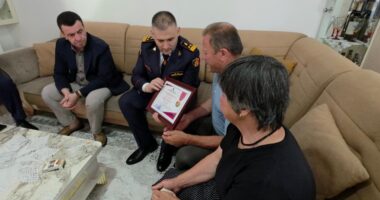 Djali i policit të vrarë, mbështetje nga shteti/ Hita viziton familjen e Enea Mekollit, në ditëlindjen e të birit