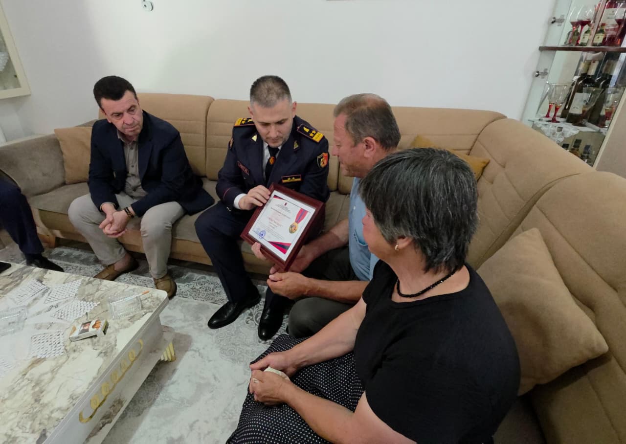 Djali i policit të vrarë, mbështetje nga shteti/ Hita viziton familjen e Enea Mekollit, në ditëlindjen e të birit