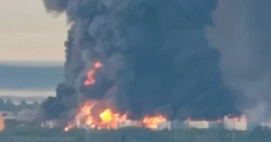 Zelensky konfirmon sulmin ndaj fabrikës ushtarake të Kirovit dhe objektit të naftës ruse