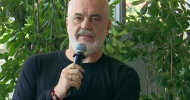 Bonusi i verës, Rama me pensionistët: Pranë jush kur ekonomia na jep mundësi, u rritën të ardhurat nga çmimi i naftës